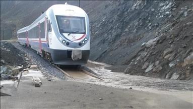Erzincan-Sivas demiryolu heyelan nedeniyle ulaşıma kapandı