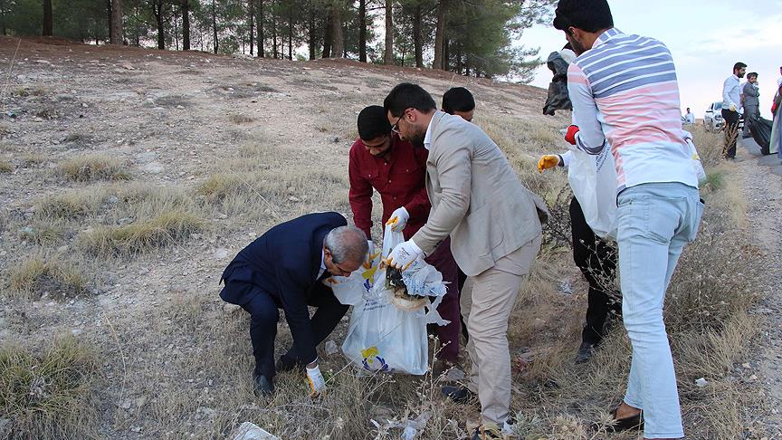 Belediye Başkanı piknikçilerin çöpünü topladı