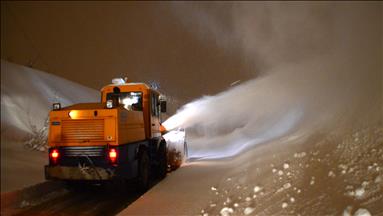 Yeni yıla karla mücadele ederek girdiler