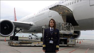 سيدة كولومبية تحلق بحلمها على متن الخطوط التركية