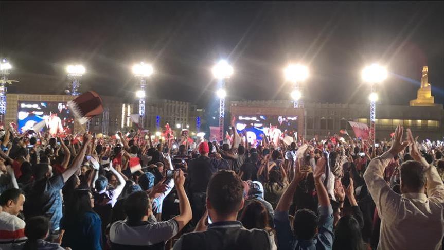 لاعبو "العنابي" يشاركون الجماهير القطرية فرحتهم باللقب الآسيوي