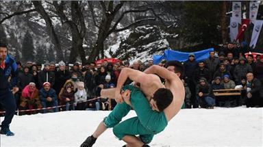مصارعة فوق ثلوج أرتفين.. مهرجان يجذب الأتراك والأجانب 