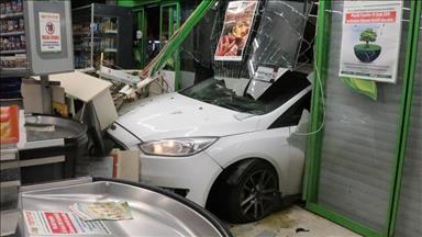 Üsküdar'da otomobil markete girdi