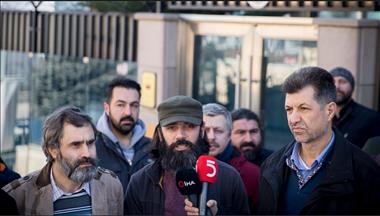 وقفة لنشطاء أتراك أمام السفارة الفنزويلية بأنقرة لدعم مادورو 