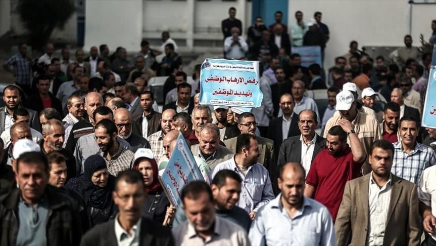 أنصاف الرواتب تعيد ترتيب أولويات موظفي الحكومة الفلسطينية (تقرير) 