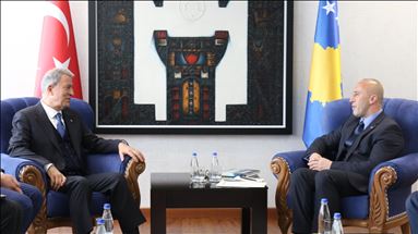 رئيس وزراء كوسوفو يستقبل وزير الدفاع التركي في بريشتينا