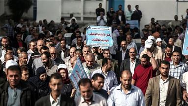 أنصاف الرواتب تعيد ترتيب أولويات موظفي الحكومة الفلسطينية