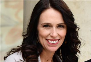 Премиерката на Нов Зеланд ја платила сметката на мајка без паричник