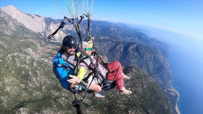 عجوز صينية تحلق "شراعيا" في سماء تركيا