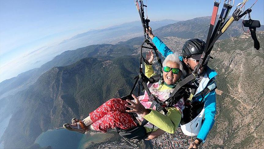 Турција: И покрај својата осма деценија, Кинезинка уживаше во параглајдерство над Фетије