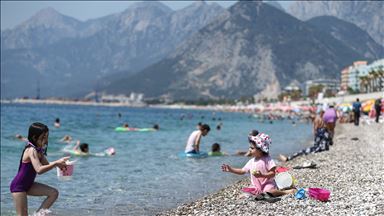 تركيا.. سواحل أنطاليا وموغلا تفيض بالسياح خلال عيد الفطر