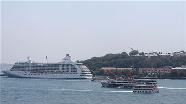 Dev yolcu gemisi Sarayburnu'na demirledi