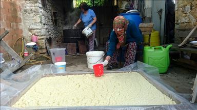 Atadan kalma yöntemle zeytinyağı sabunu yapıyorlar