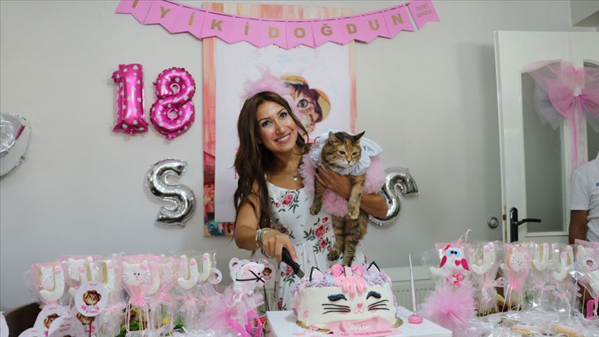 Kedisi için doğum günü partisi yaptı