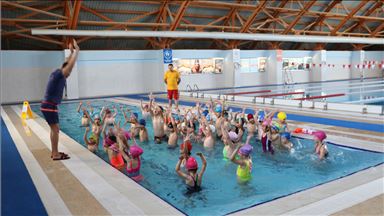 Güneydoğu'da binlerce çocuk 'güven'le yüzme öğreniyor 