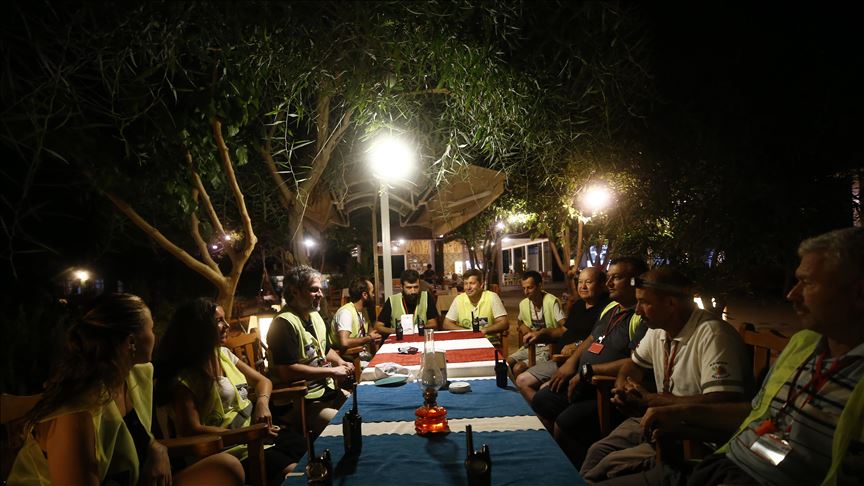 متطوعون أتراك يشكلون مجموعة لحماية سلاحف "الحنفاء" النادرة