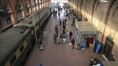 Pakistan suspends train service to India