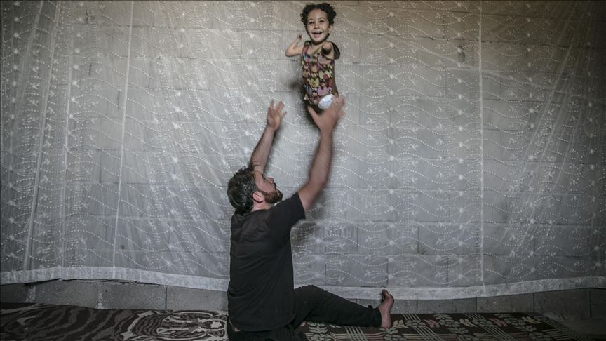 Kendi engelini unuttu evladına şifa arıyor