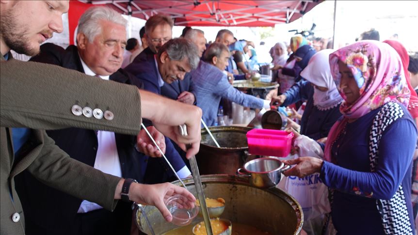 توزیع آش عاشوره به وصیت معمار سنان در قلب استانبول