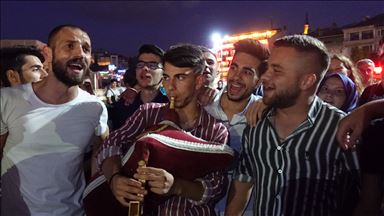 İstanbul sokaklarında horonla gönülleri fethediyorlar