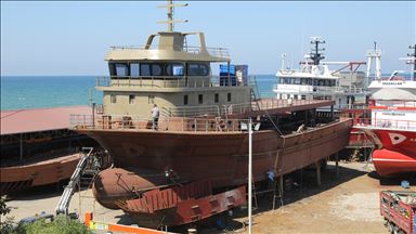 عائلة تركية تطور مهنة والدهم من إنتاج قوارب خشبية إلى سفن الصيد