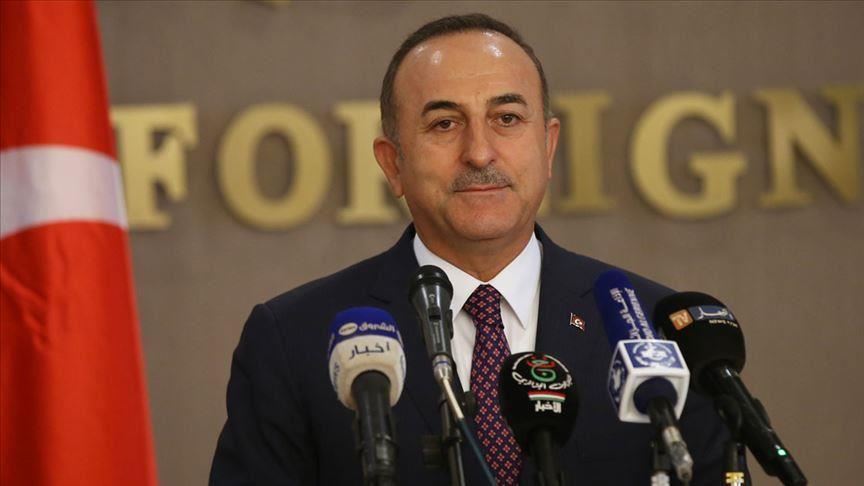 تشاووش أوغلو يجري مكالمة مع نظيره البريطاني