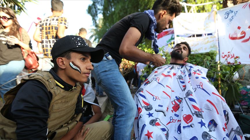 في ساحة التحرير ببغداد..طباخون وحلاقون وصيادلة (تقرير)