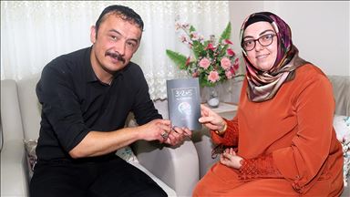 Görme engelli arkadaşının 'kalemi' oldu 