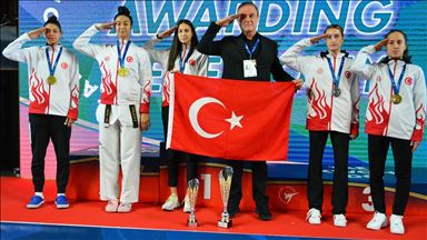 Tatamide gurur kaynağı kadın tekvandocular