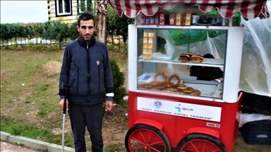 Engelli simitçi çalınan 'ekmek teknesinin' yerine yenisine kavuştu 