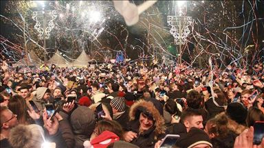 Новата година во поширокиот регион дочекана со огномети и концерти на отворено