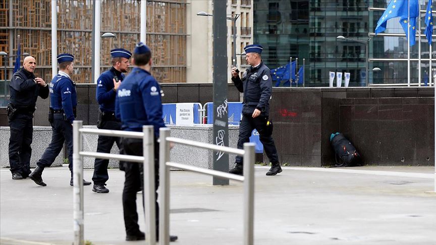 AB Komisyonu binasının önünde şüpheli çanta paniği  