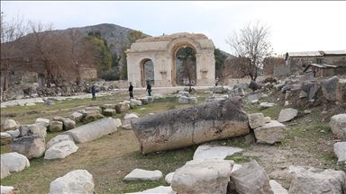 Anavarza Antik Kenti'nin 'Zafer Takı' ziyaretçilerini bekliyor 