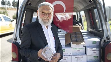 'Elmacı dede' mehmetçiğe tatlı dağıtmak için memleketi Denizli'den Hatay'a geldi