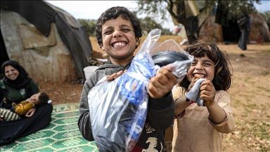 Li ser medyaya civakî alîkarî berhev kirin û gihandin zarokên li Îdlibê