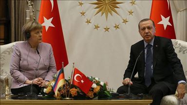 أردوغان يطالب ميركل بتقاسم أعباء اللاجئين