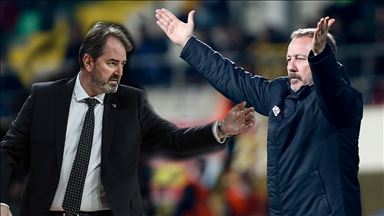 Beşiktaş futbol ve basketbolda eski kaptanlarıyla çıkışa geçti