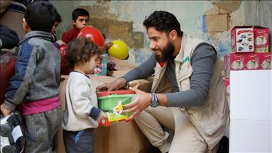 "الإغاثة التركية" تلبي نداء إغاثة 42 يتيما في إدلب