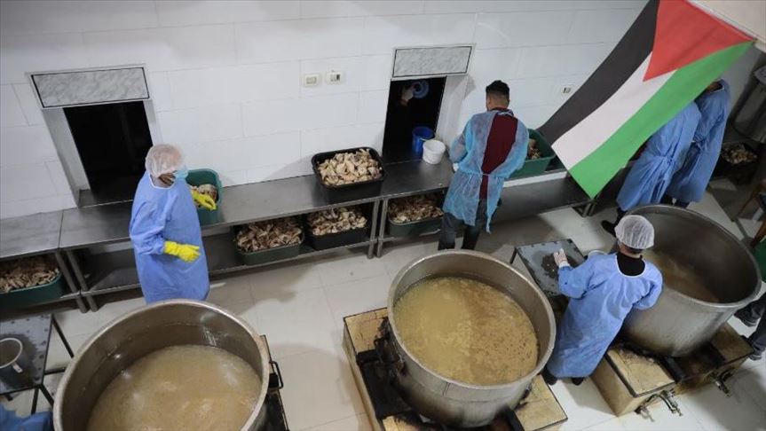 "التكية الإبراهيمية" تعين فقراء الخليل في زمن كورونا (تقرير)