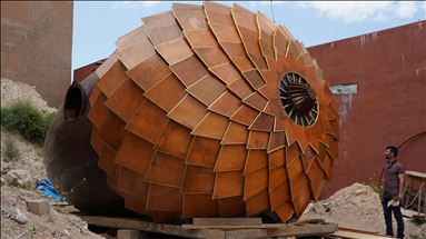 شێوەکارێکی شاری دھۆک خانووێک لەسەر شێوەی بەڕۆ دروست دەکات