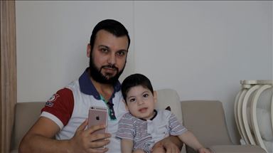 يأمل لقاء أمه.. طفل سوري تسبب قصف النظام بإعاقته 