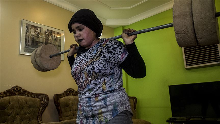 بطلة سودانية تتغلب على إجراءات كورونا وتمارس تمارينها منزليا (تقرير) 