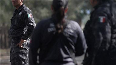 محتجون يضرمون النار بشرطي في المكسيك