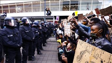 برلين.. مواجهات بين الشرطة ومتظاهرين منددين بمقتل فلويد