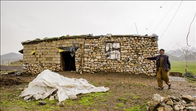 Ji bo heywanên xwe havîn û zivistanê tev li zozanê dimîne