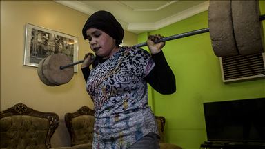 بطلة سودانية تتغلب على إجراءات كورونا وتمارس تمارينها منزليا 