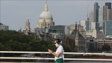 İngiltere'nin Kovid-19 mücadelesi 'sürü bağışıklığıyla' başladı, ölümlerde Avrupa'nın zirvesine tırmandı 