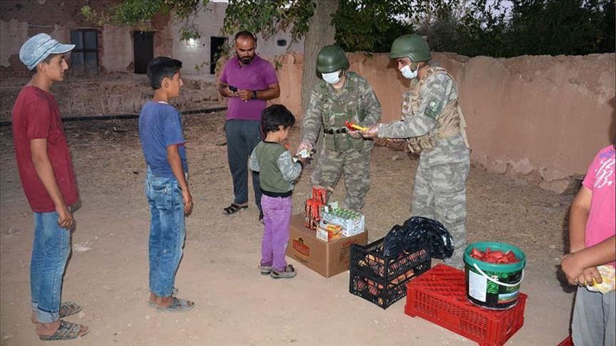 سربازان ترکیه غذای خود را با مردم سوریه تقسیم می‌کنند