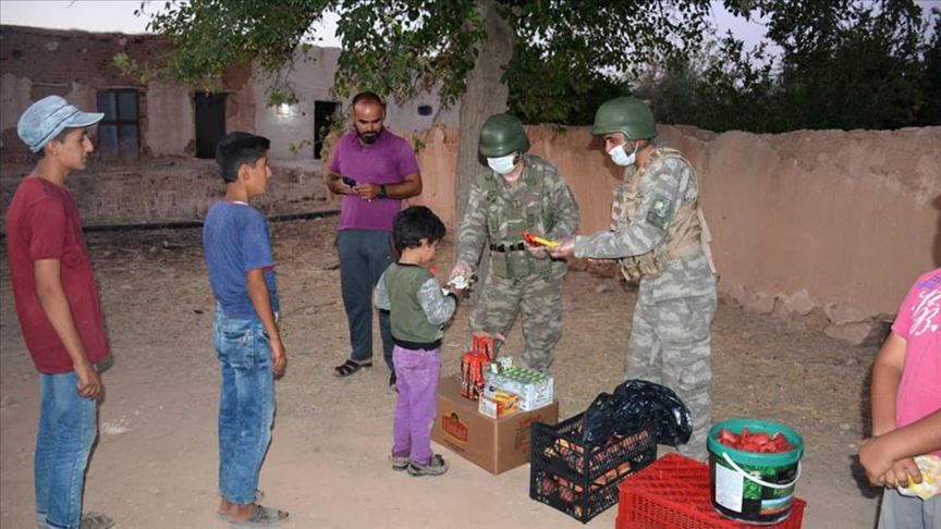 "نبع السلام".. الجنود الأتراك يتقاسمون طعامهم مع السوريين 