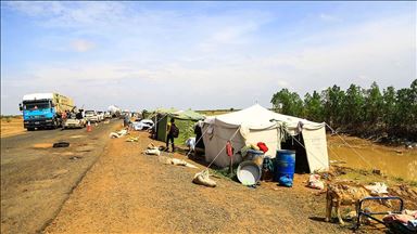 عشرات الأسر السودانية تفترش "الأسفلت" بسبب السيول